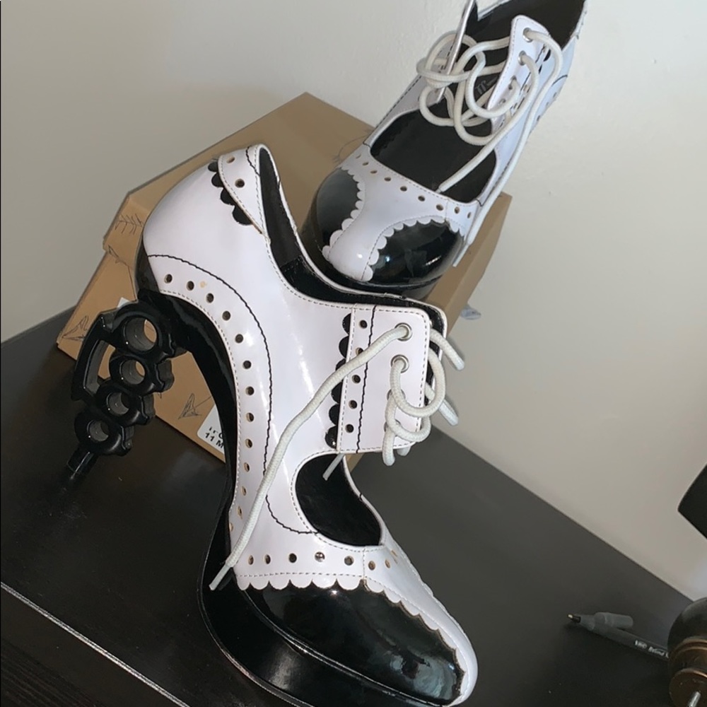 Leg Avenue Brass Knuckle Pumps sz 10